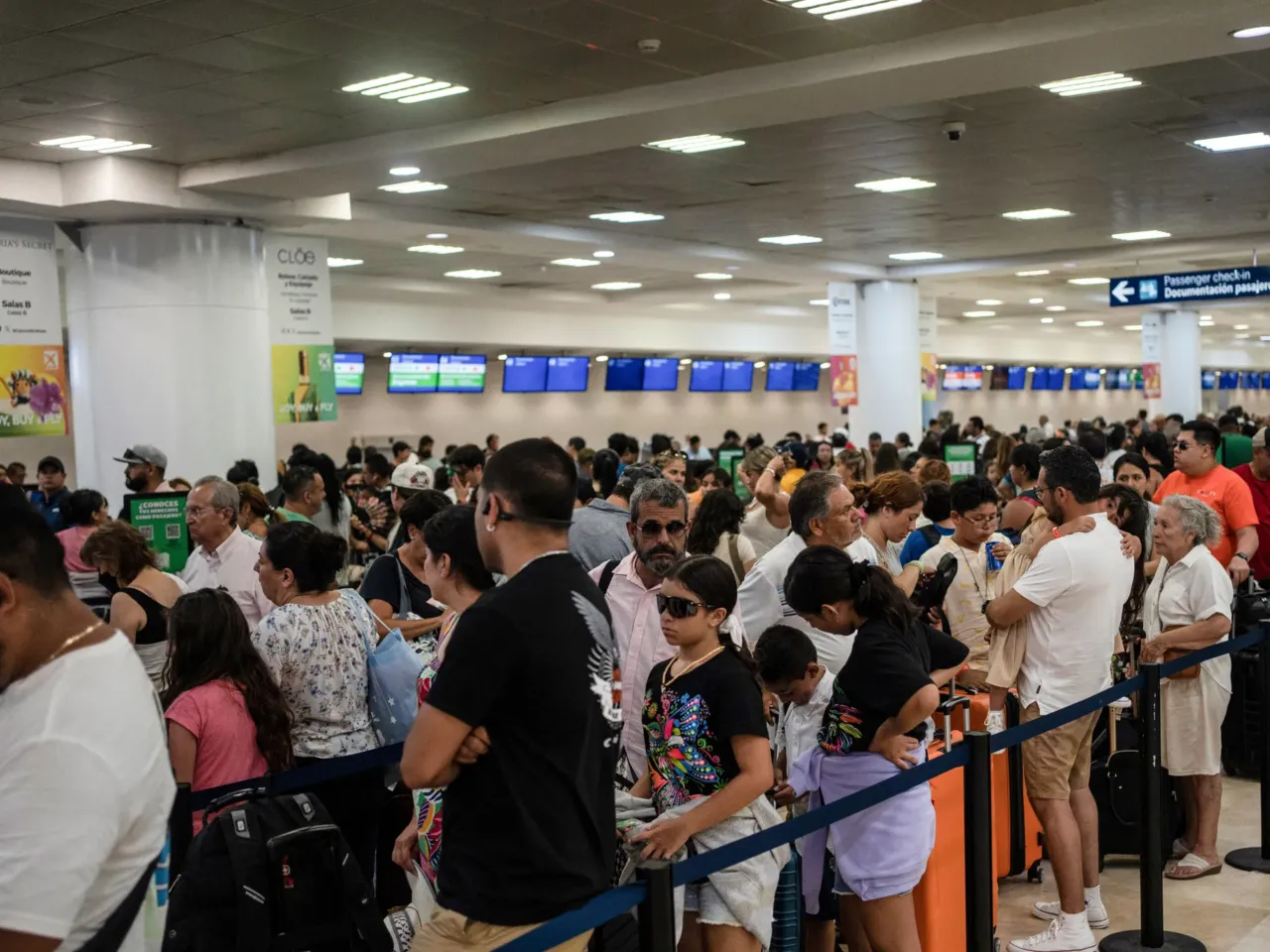Mexico, Cancun: Numerous people queue at the international airport before their departure. In preparation for the arrival of Hurricane Beryl, around 100 flights are canceled in the popular Mexican vacation region on the Yucatan Peninsula.