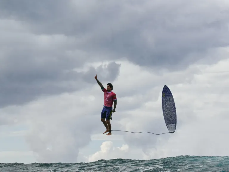 A photographer captured the perfect shot of an Olympic surfer’s record-breaking ride