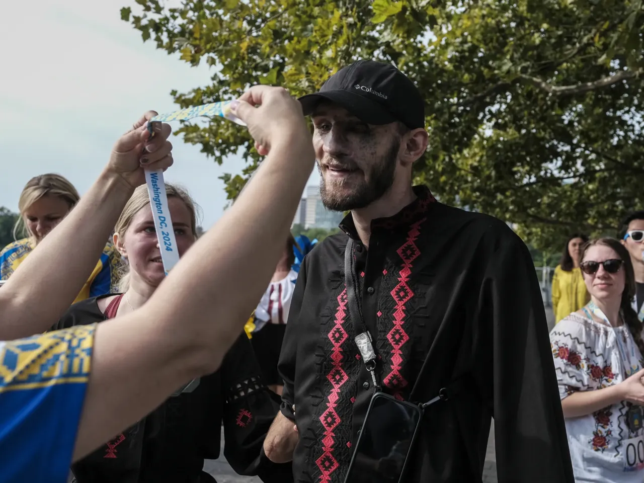 Photos: Ukrainians celebrate their Independence Day by running in vyshyvankas 3 Andriy Smolensky, an injured Ukrainian soldier, receives a medal.