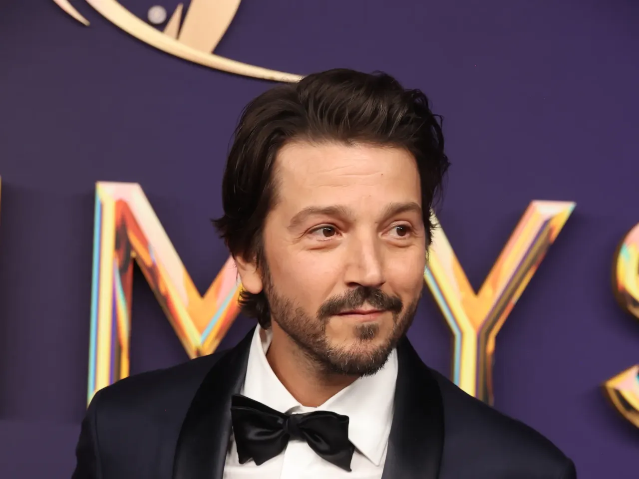 Check out the fashion as stars arrive at the 2024 Emmys red carpet 44 Diego Luna