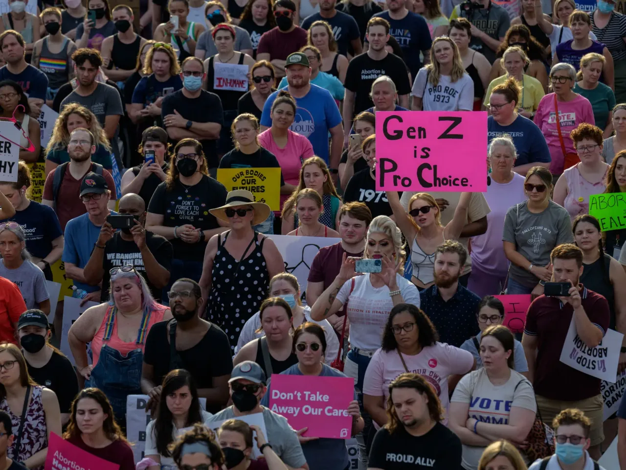 Abortion providers — and patients — are on the move, as state laws keep shifting 1 Abortion-rights activists demonstrate outside the Planned Parenthood in St. Louis on June 24, 2022, just after the Supreme Court struck down Roe v. Wade.