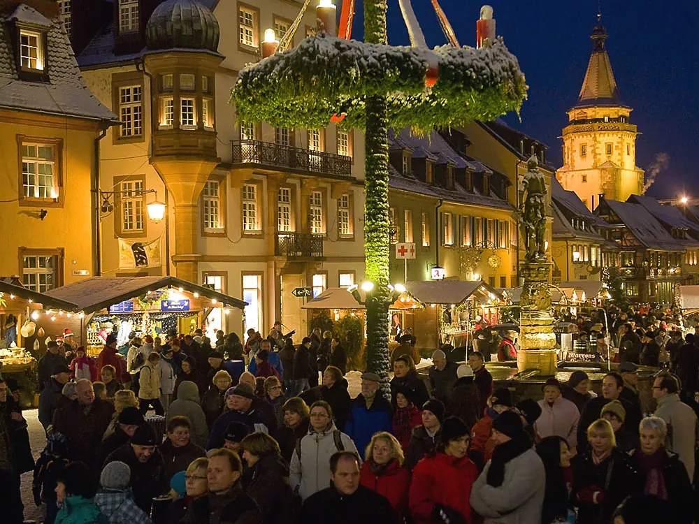 The 'magical' Advent calendar that's as big as a town hall 1 More than 100,000 people typically visit Gengenbach, Germany, (pop. 11,000) in December to view the "world's largest" Advent calendar and surrounding Christmas market.