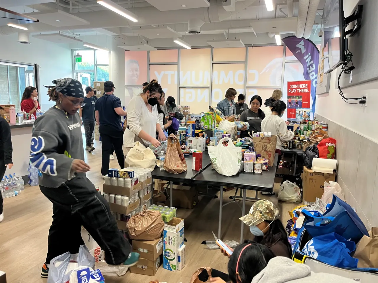 An army of community volunteers springs into action as LA fires rage 1 Volunteers from across Los Angeles are helping manage donations at the Anderson Munger Family YMCA, a central location for collecting and distributing donations to evacuees and first-responders.