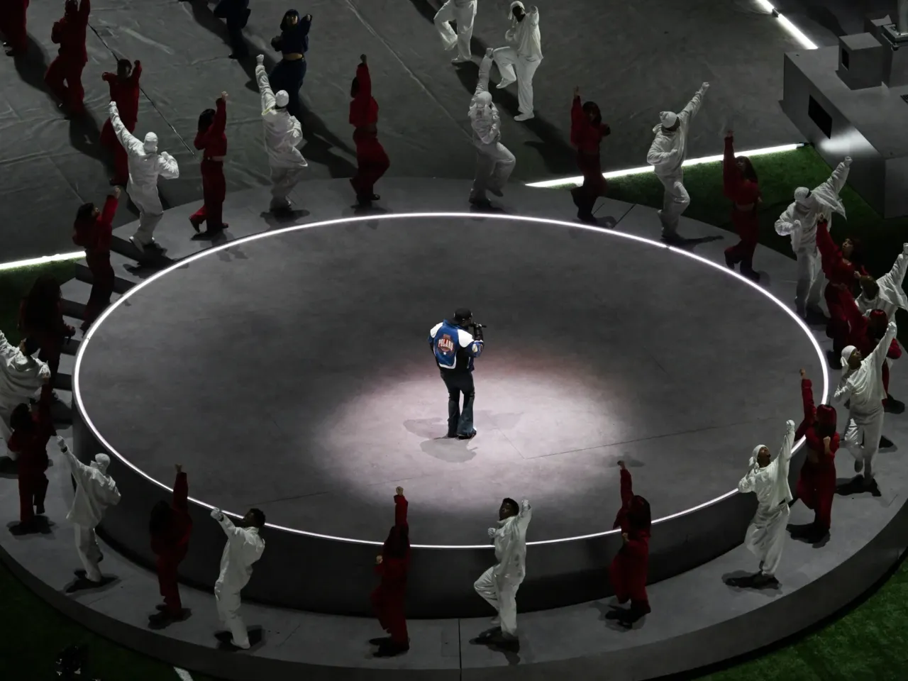 Kendrick Lamar brought West Coast hip hop, Uncle Sam and Serena Williams to the Super Bowl 7 Kendrick Lamar performs on the center of an elevated circular stage surrounded by dancers during the Super Bowl LIX Chiefs vs Eagles Apple Music Halftime Show.