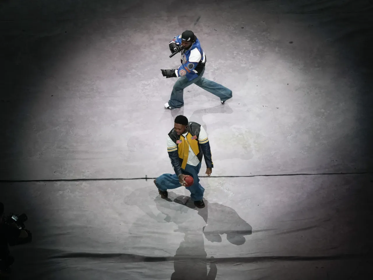 Kendrick Lamar brought West Coast hip hop, Uncle Sam and Serena Williams to the Super Bowl 13 DJ Mustard, bottom, and Kendrick Lamar perform during halftime of the NFL Super Bowl LIX.