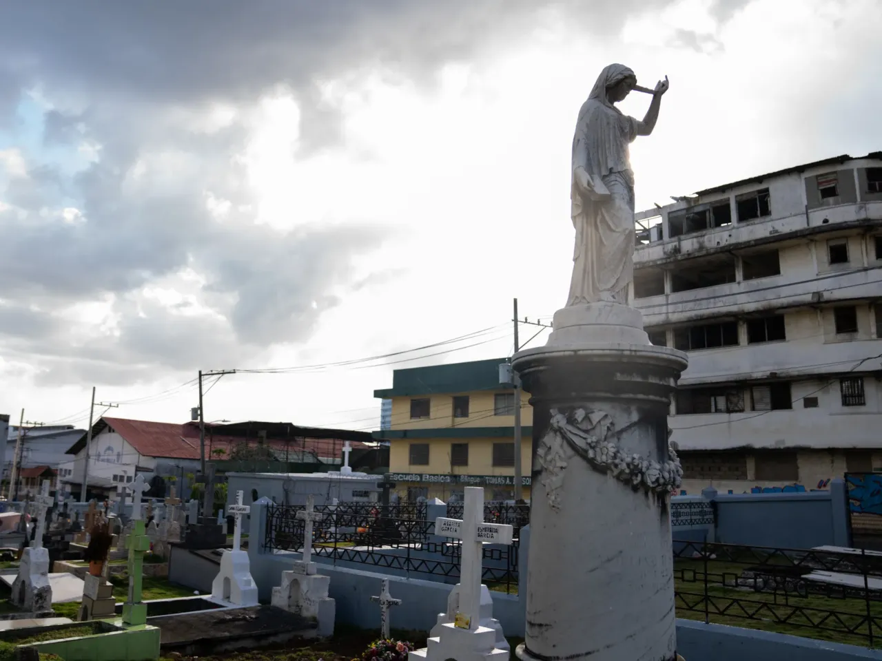A cemetery in the heart of El Chorillo.
