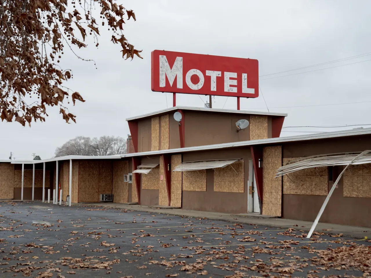 Benita Long disappeared. So why wasn't she added to this missing person database? 1 Benita Long was last seen wearing gray sweatpants and a black hoodie on March 26, 2022, while getting dropped off at the El Corral Motel in Toppenish, Wash. The motel has since closed.