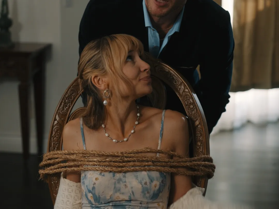 Sam (Sarah Noelle) is struggling to get by and Calladan Vandalay (Jesse Morales) is the richest man in the country in Fake Married to My Billionaire CEO.