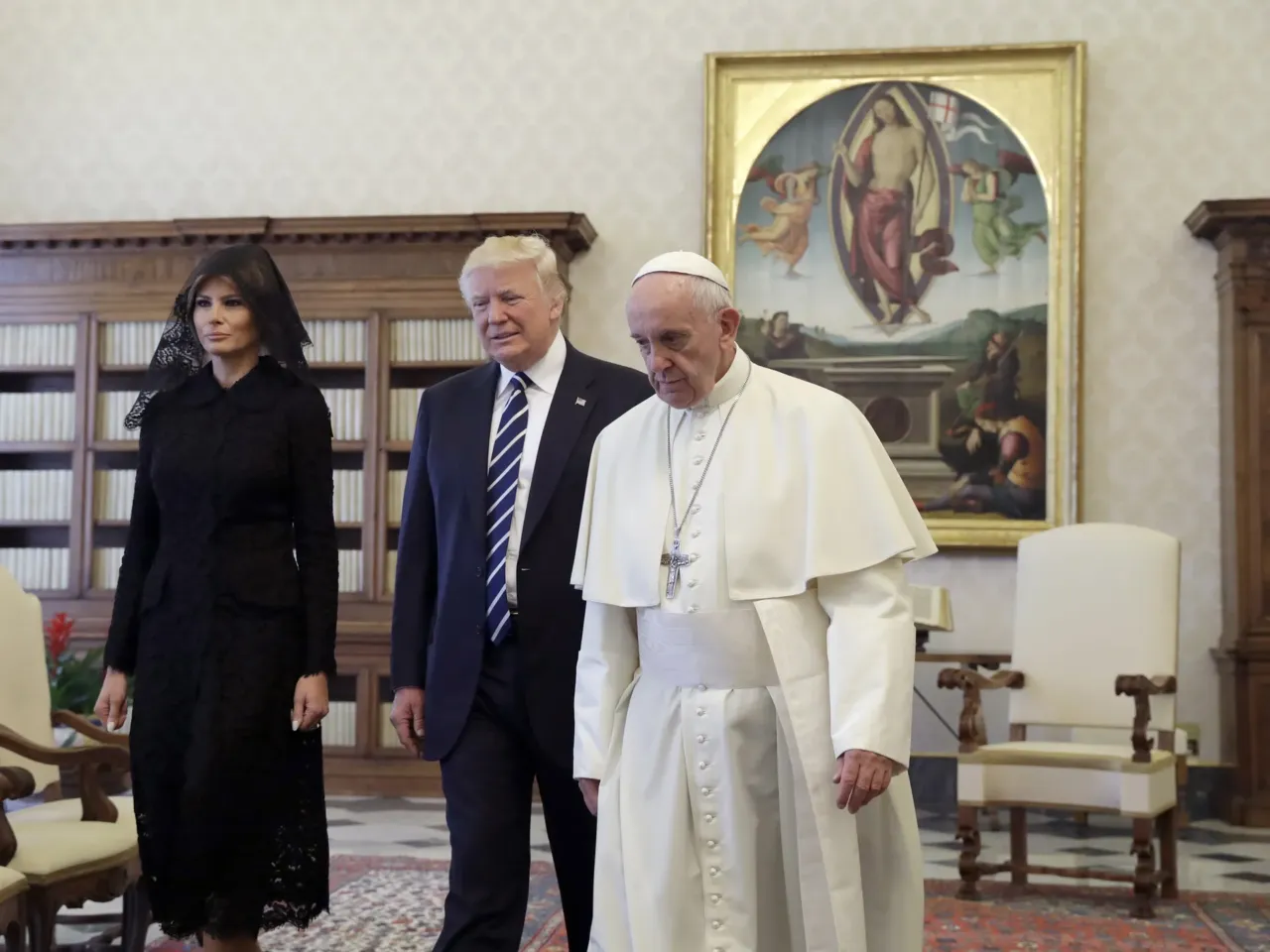El Papa Francisco, que tendió la mano a los marginados de la sociedad, falleció a los 88 años 6 El Papa Francisco camina con el presidente Trump y la primera dama Melania Trump durante una audiencia privada en el Vaticano el 24 de mayo de 2017.