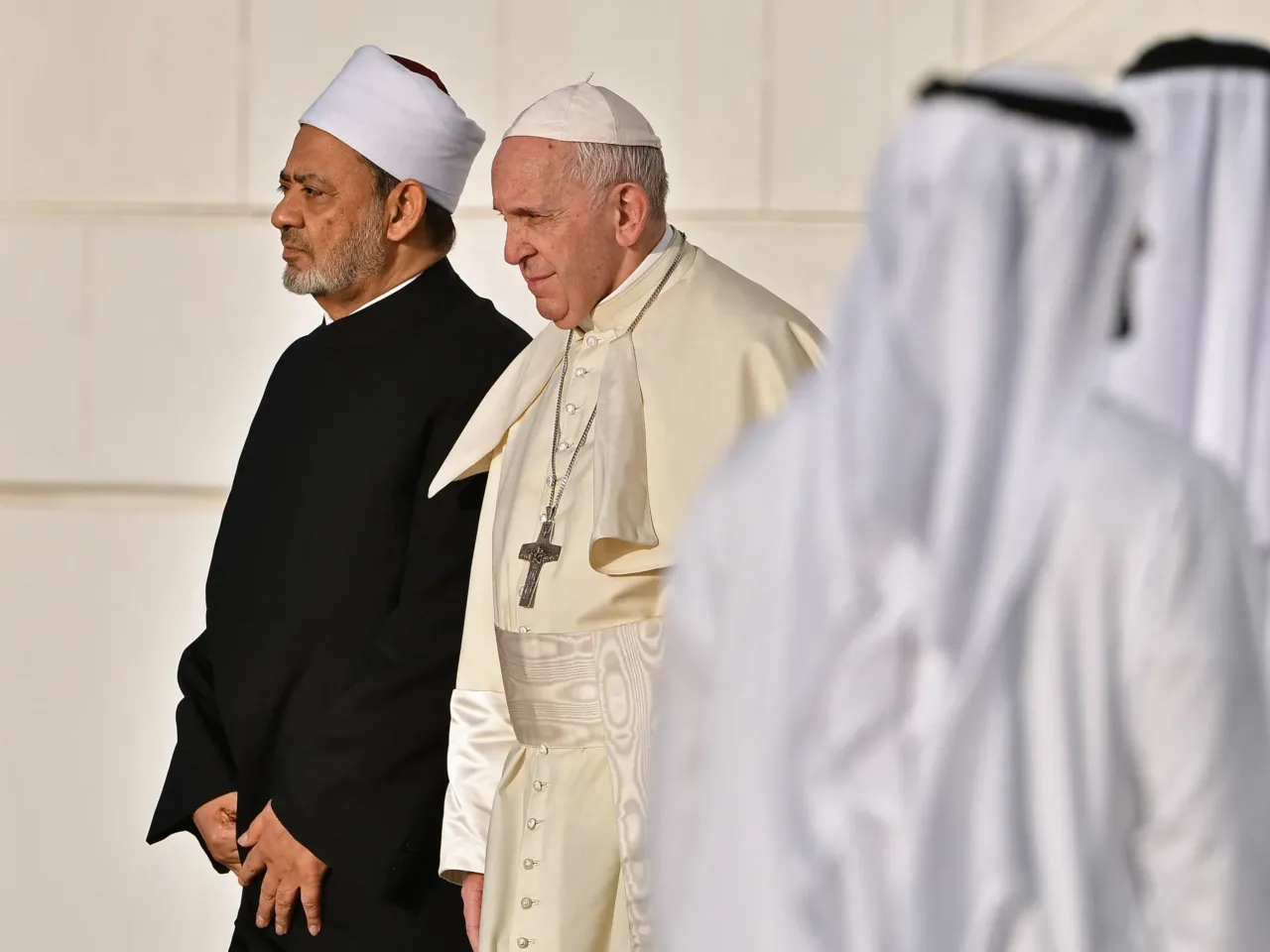 El Papa Francisco, que tendió la mano a los marginados de la sociedad, falleció a los 88 años 7 El Papa Francisco posa para una fotografía con el Gran Imán Azhar de Egipto, el Jeque Ahmed al-Tayeb, cuando llegan a la Gran Mezquita Sheikh Zayed en Abu Dabi el 4 de febrero de 2019.