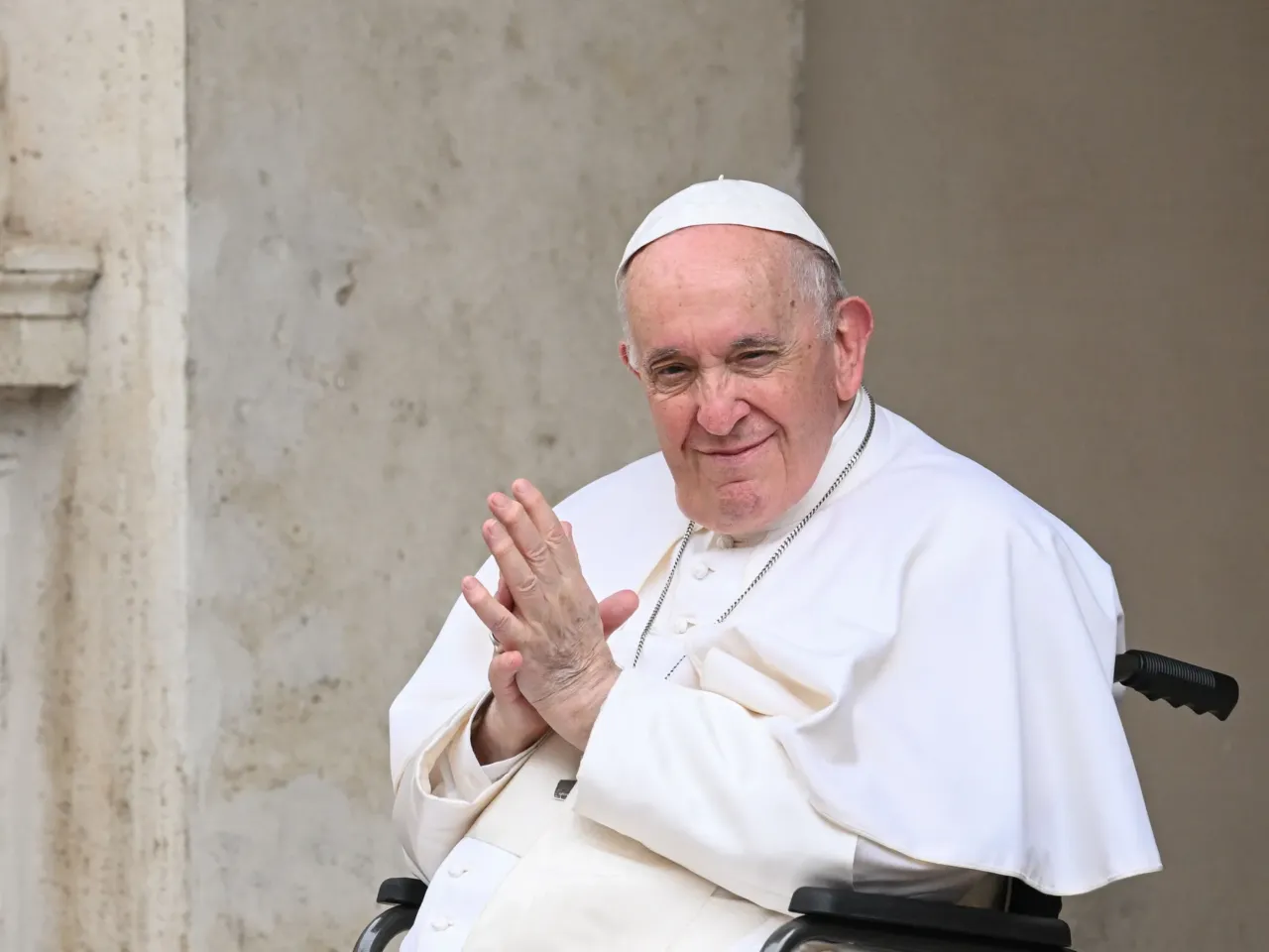 El Papa Francisco, que tendió la mano a los marginados de la sociedad, falleció a los 88 años 8 El Papa Francisco, sentado en silla de ruedas, preside el encuentro "El Cortile dei Bambini" (El Patio de los Niños) con niños procedentes de toda Italia, el 4 de junio de 2022, en el patio de San Dámaso en el Vaticano.
