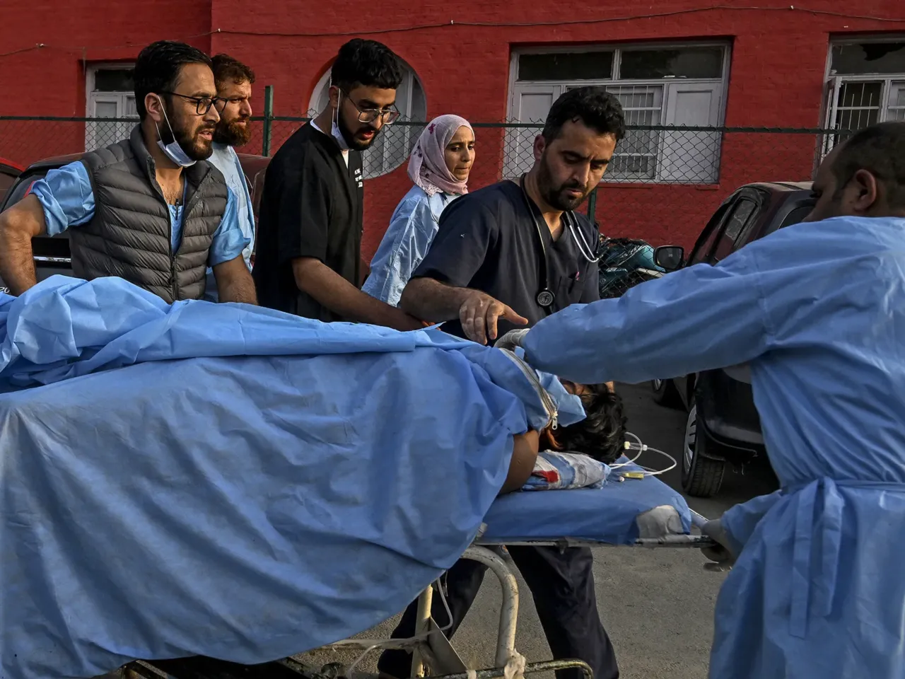 India and Pakistan trade attacks amid risk of war between nuclear states 1 Paramedics carry an injured tourist at a hospital in Anantnag, south of Srinagar, on April 22, following an attack. Gunmen in Indian-administered Kashmir opened fire on a group of tourists in one of the worst attacks targeting civilians for years in the region.
