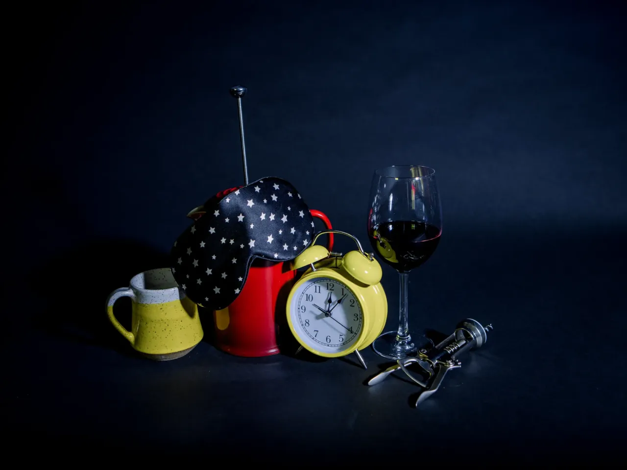 5 eating habits that can help you sleep better at night 2 To promote sleep, the American Academy of Sleep Medicine says to avoid caffeine in the late afternoon and evening. You'll also want to consider keeping an eye on the clock when drinking alcohol. Avoid it right before bed for more restful sleep, says Michael Grandner, a psychologist and sleep researcher at the University of Arizona.