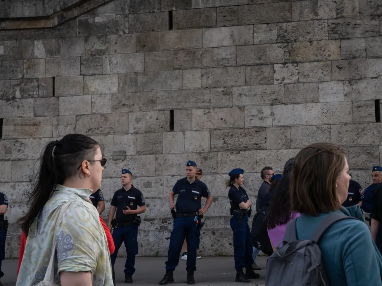 Hungary inspires U.S. conservatives. Its leader is seen as running a 'dictatorship' 4 Police watch protestors who are demonstrating against Orbán and his policies on Tuesday.
