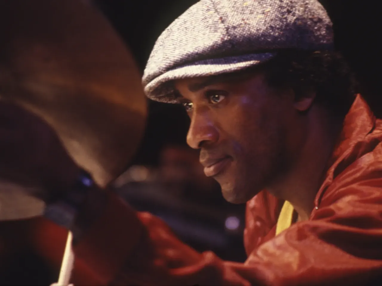 Le batteur américain Al Foster lors d'une séance de répétition à Paris dans les années 1980, France. (Photo by Andre CLERGEAT/Gamma-Rapho via Getty Images)