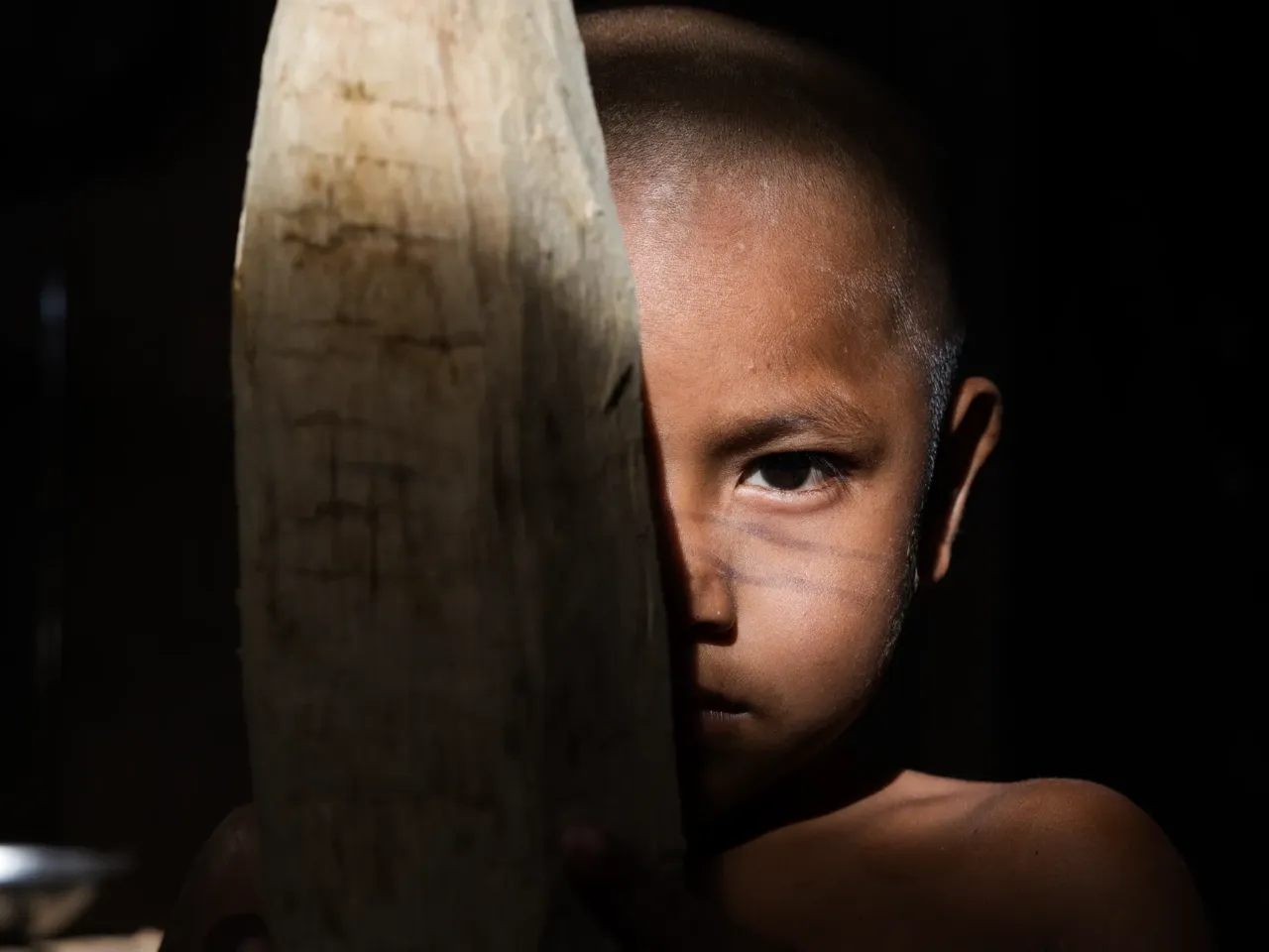 Photos: How torn pictures and trusted herbs create healing in Colombia 4 This child brought a canoe to the Baudò River.