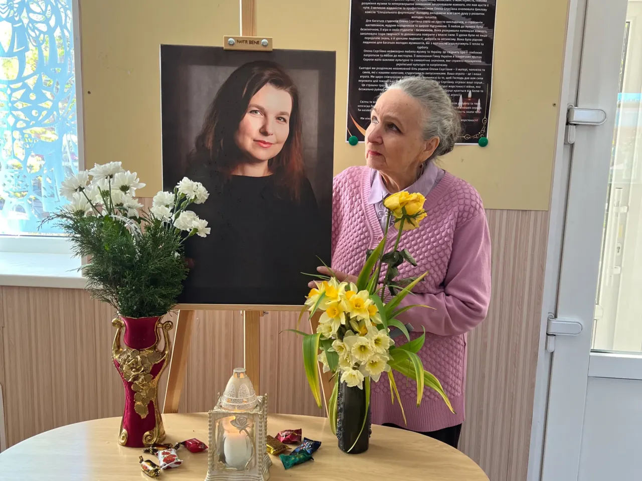 Sumy, a center of Ukrainian culture, lives in the crosshairs of a new Russian offensive 1 Classically trained singer and voice teacher Natalia Tsybulko gazes at a portrait of her daughter, Olena Kohut, the regional philharmonic's organist soloist, who was killed in a Russian missile attack in Sumy in April.