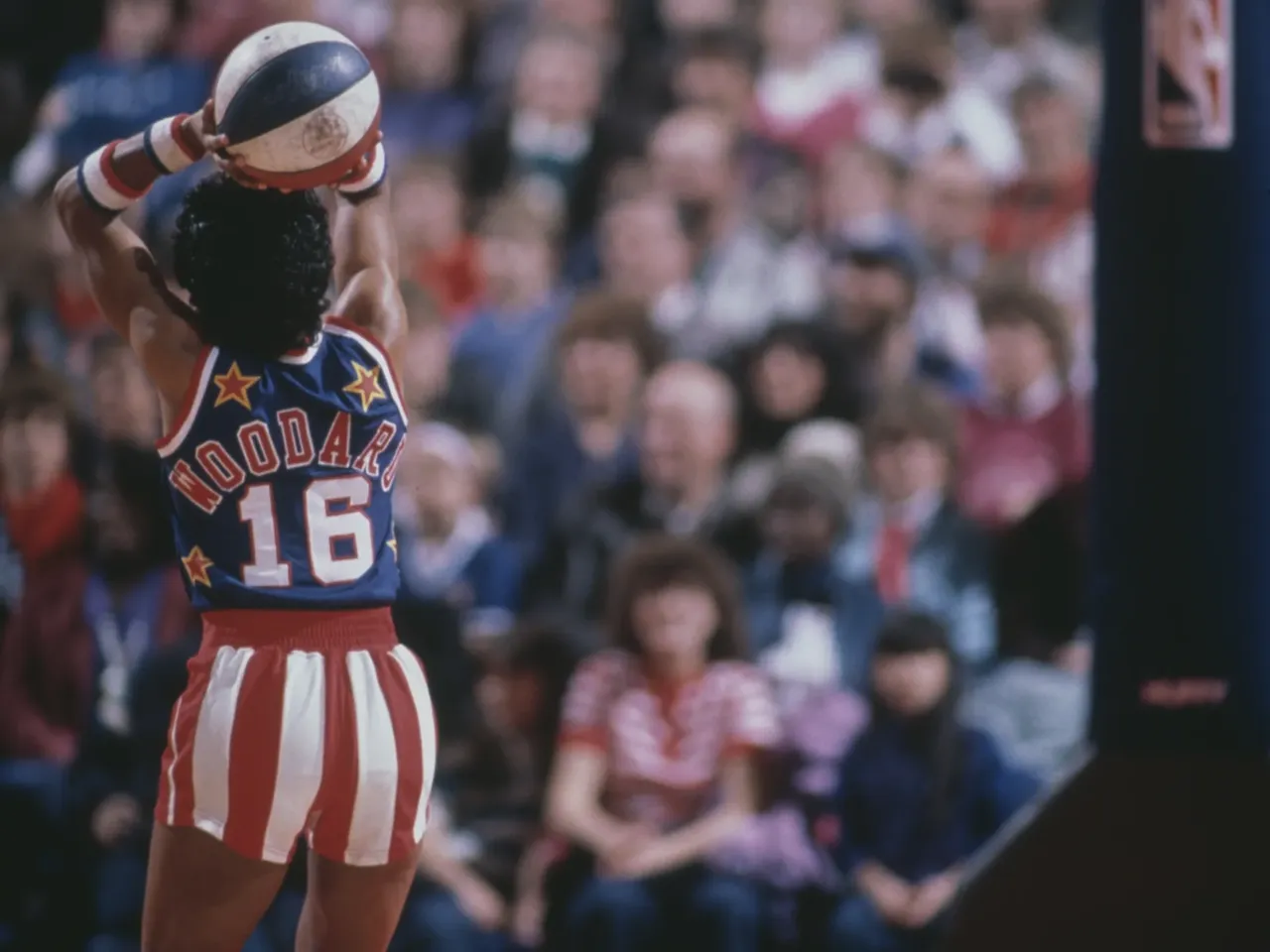 40 years ago, a woman made Harlem Globetrotters history 2 Lynette Woodard of the Harlem Globetrotters makes a free throw against the Washington Generals on Nov. 13, 1985, during her American debut in Spokane, Wash.