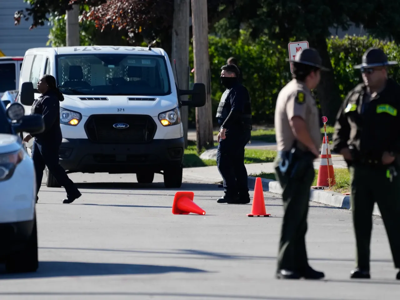 Camouflaging cars and swapping license plates: How agents make immigration arrests 2 A federal agent, center, walks to his vehicle outside an ICE processing facility in the Chicago suburb of Broadview, Ill., on Oct. 21, 2025.