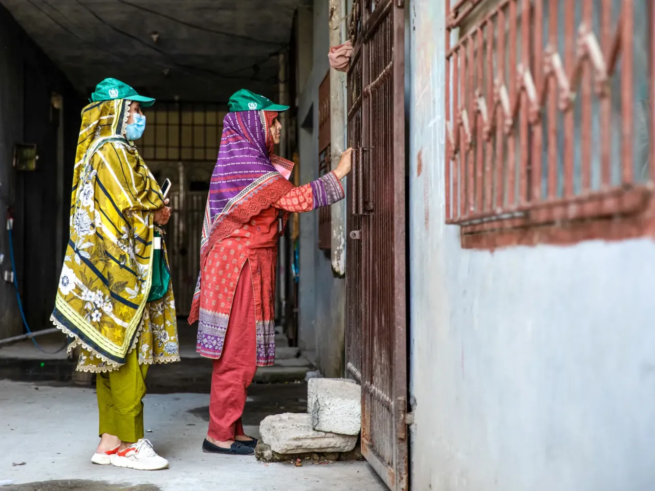 A first-time HPV vaccination campaign sees some success -- and strong resistance 2 HPV campaign workers go door-to-door to speak to parents about the HPV vaccine in Bhara Kahu in Islamabad, Pakistan. They met a lot of resistance.