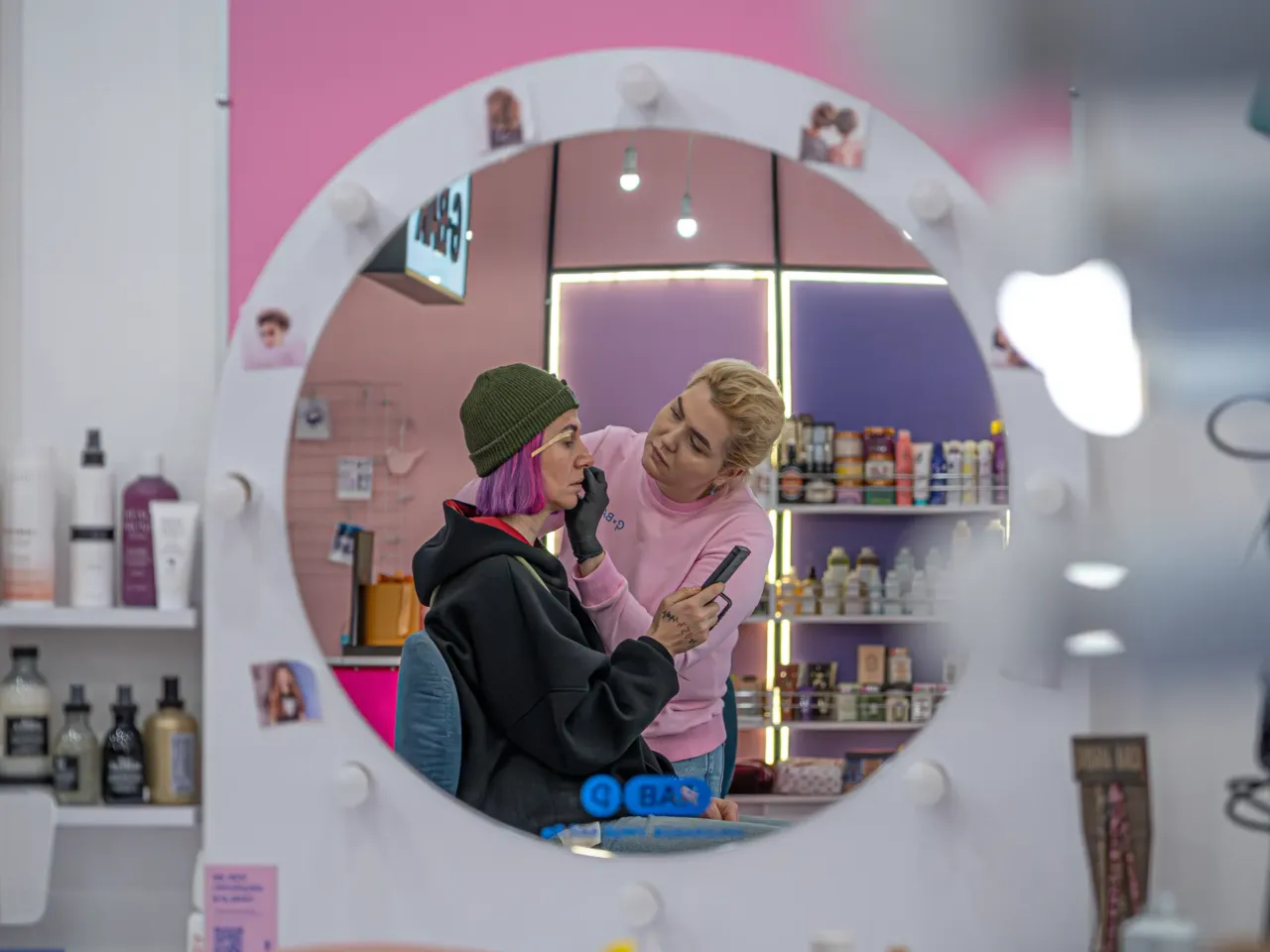 'No turning back': More and more Ukrainian women join the army to fight Russia 5 Combat medic Olena Ivanenko at a beauty salon during a day off from the front line earlier this year.