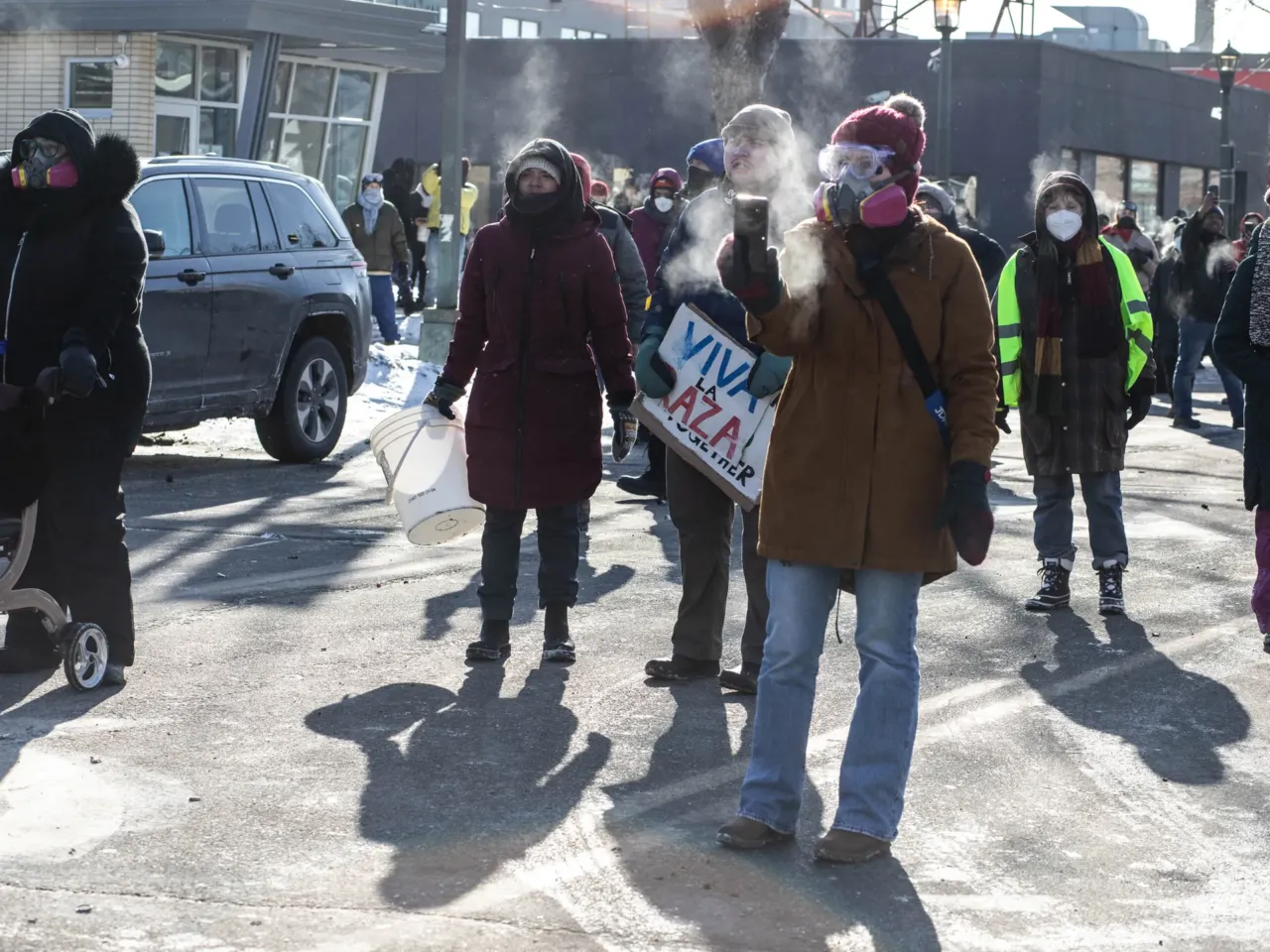 Videos and eyewitnesses refute federal account of Minneapolis shooting 6 ICE and federal agents face off with Minneapolis residents and protesters following the fatal shooting of a local resident earlier in the day in south Minneapolis.