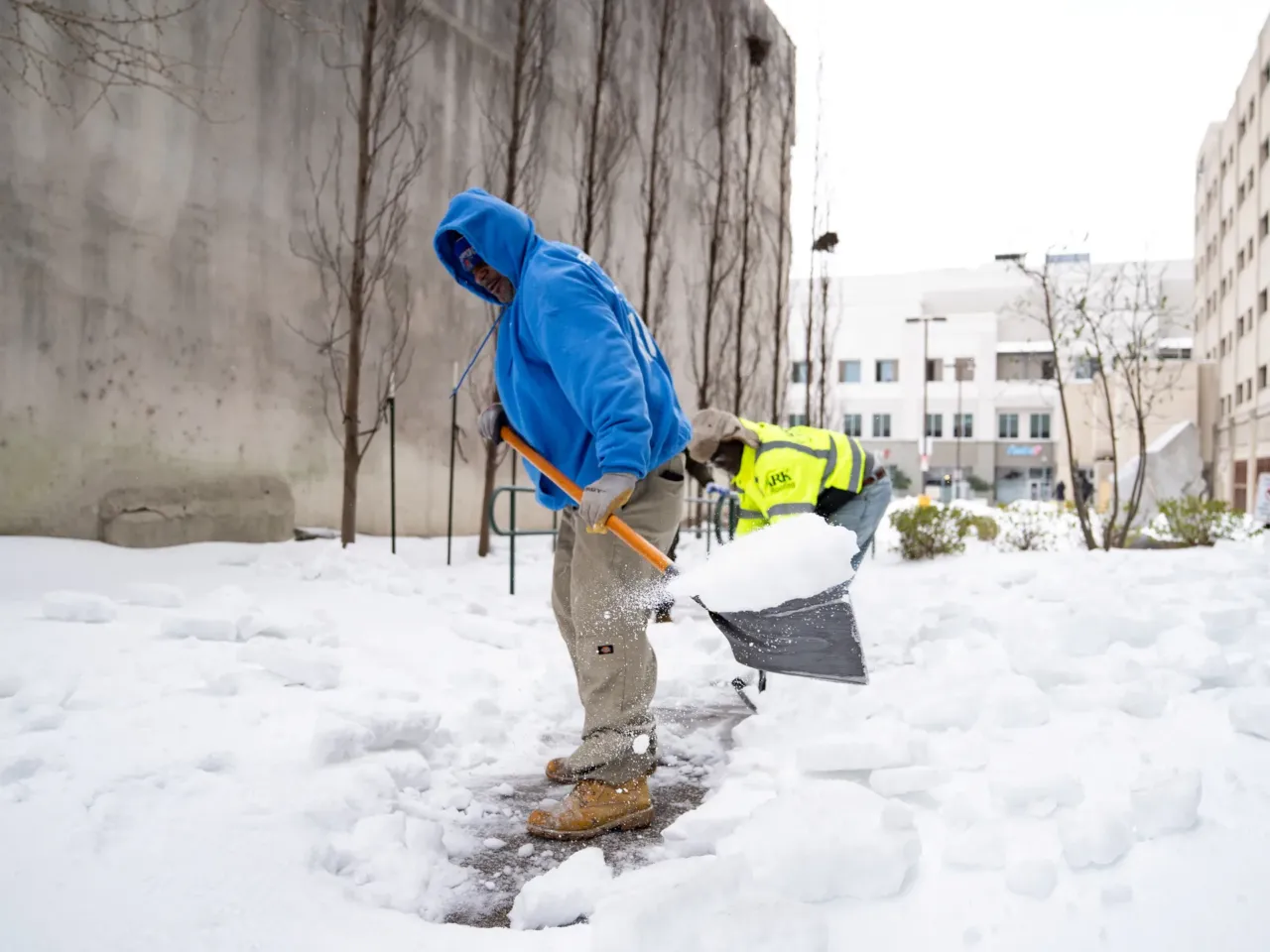 Power outages and canceled flights as winter storm brings snow, sleet and ice 2 Memphis residents shovel snow from a sidewalk in downtown Memphis, Tenn., on Sunday.