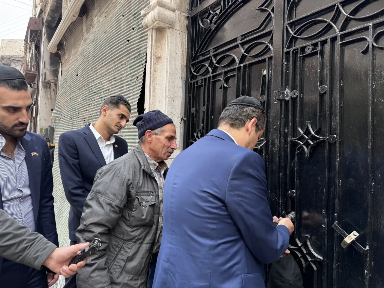 Syria, once home to a large Jewish community, takes steps to return property to Jews 1 Henry Hamra unlocks the door of a synagogue in Aleppo, Syria, abandoned after almost the entire remaining Jewish community left the country in the early 1990s. Hamra and his father, the last rabbi to leave Syria, are working with the Syrian government to restore property to Jewish citizens.