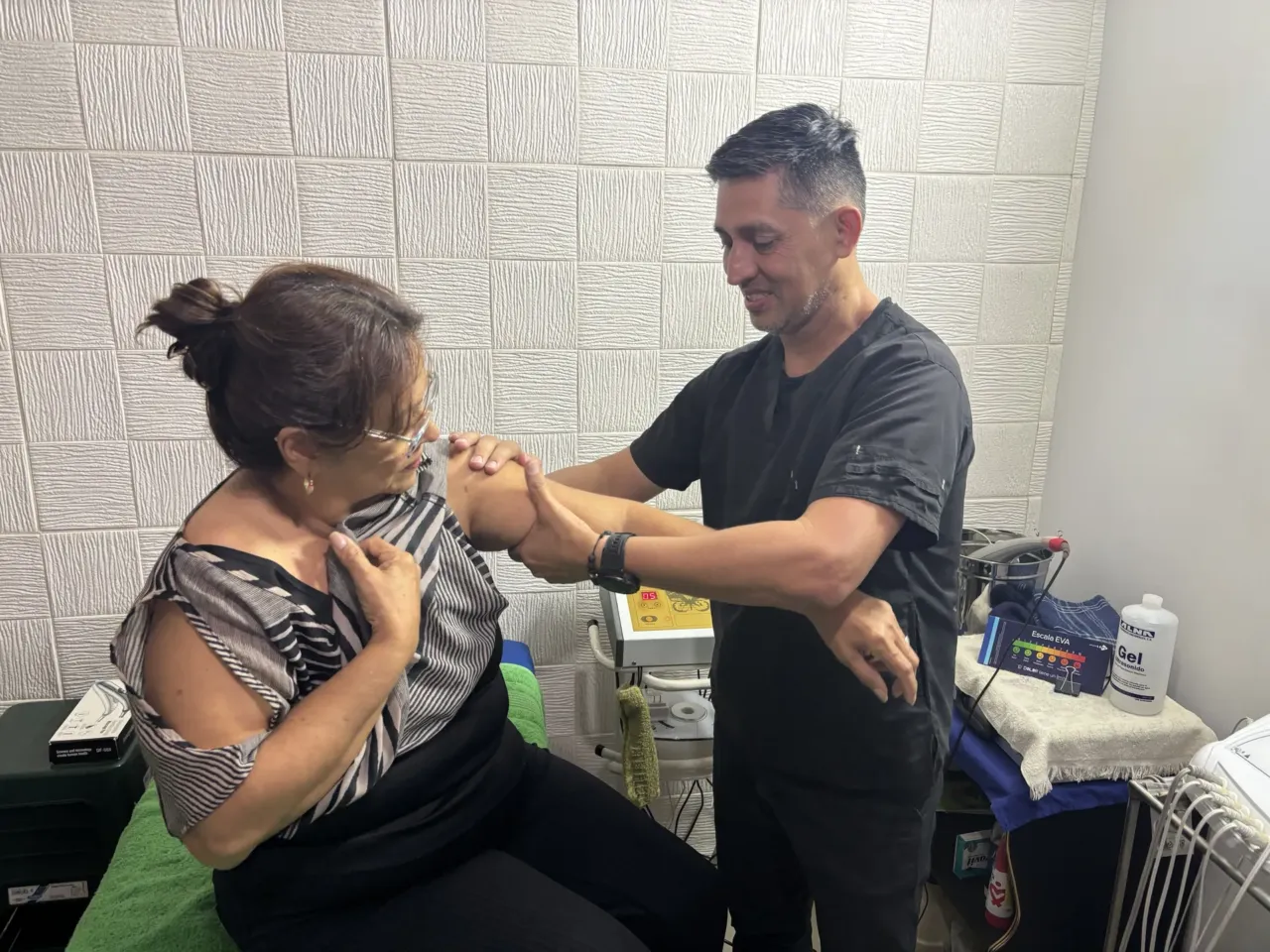 Venezuela's oil revival brings hope but little relief for workers 1 Raul Parra is a full-time teacher. To make ends meet he also works as a physical therapist from a small apartment he rents with a friend.