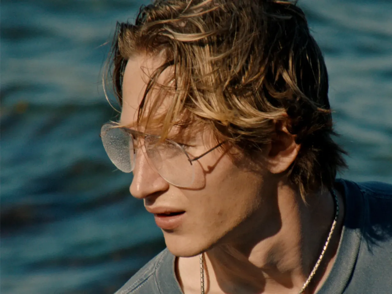 A filmmaker pieces together her brother's troubled past in 'Blue Heron' 1 Edik Beddoes as Jeremy, Sasha's older brother.