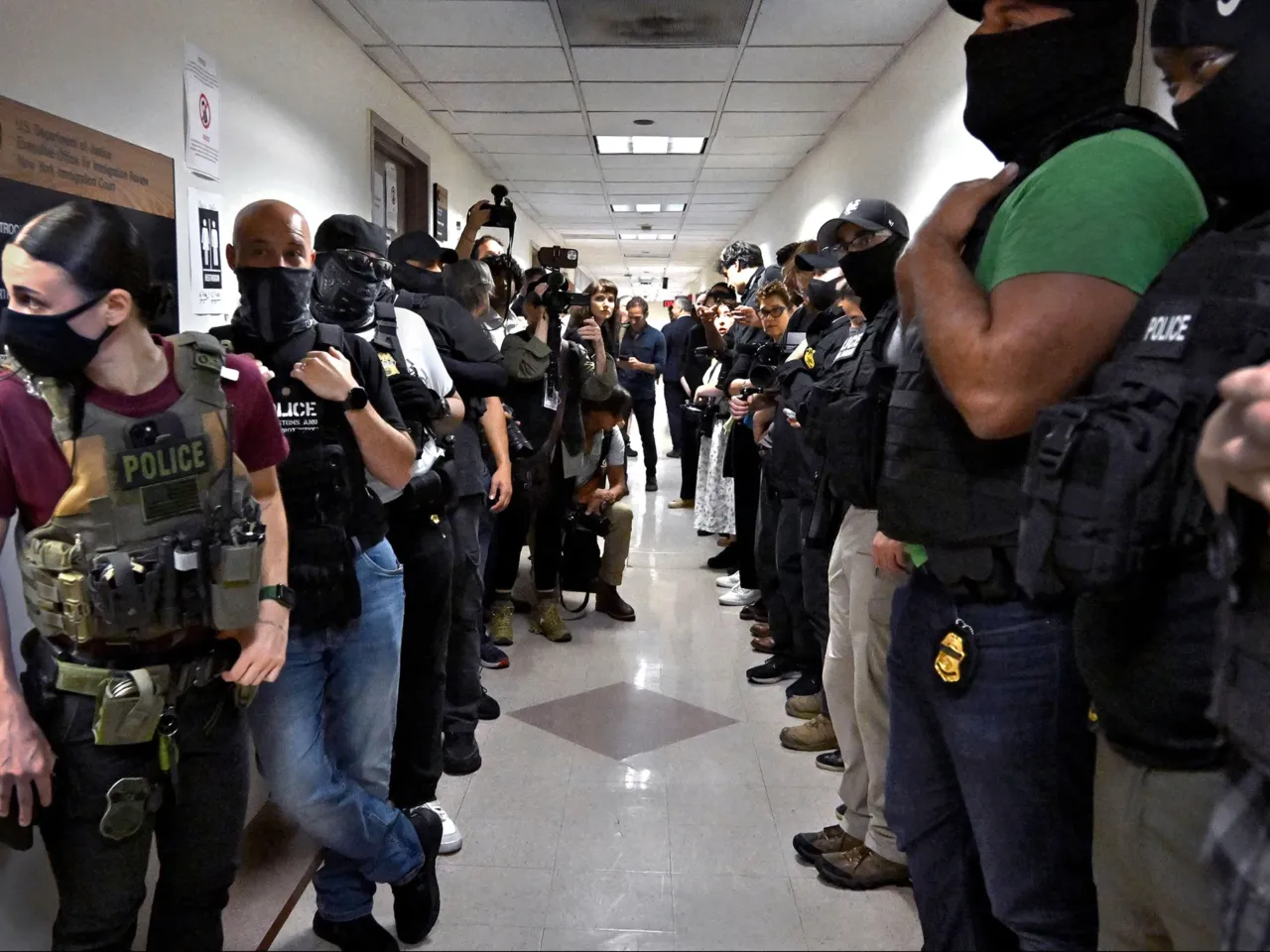 World Press Photo announces Photo of the Year 2026 1 Masked federal officers wait outside courtrooms in New York City on July 8, 2025, holding target photographs.