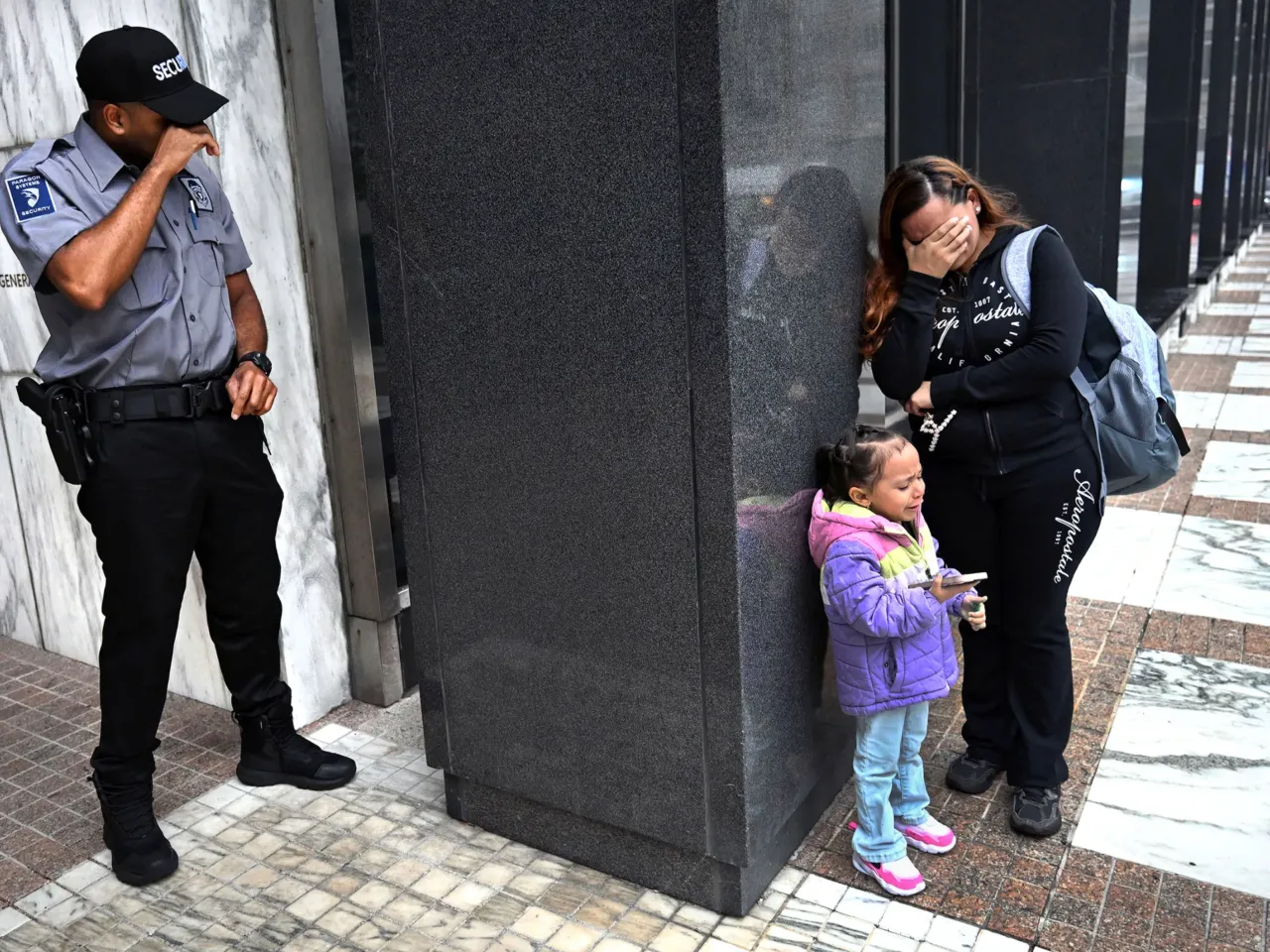 World Press Photo announces Photo of the Year 2026 2 A security guard breaks down while witnessing a family separation in New York City on Aug. 20, 2025. Security personnel frequently find themselves caught between federal agents, desperate families and protesters in the increasingly volatile courthouse environment.