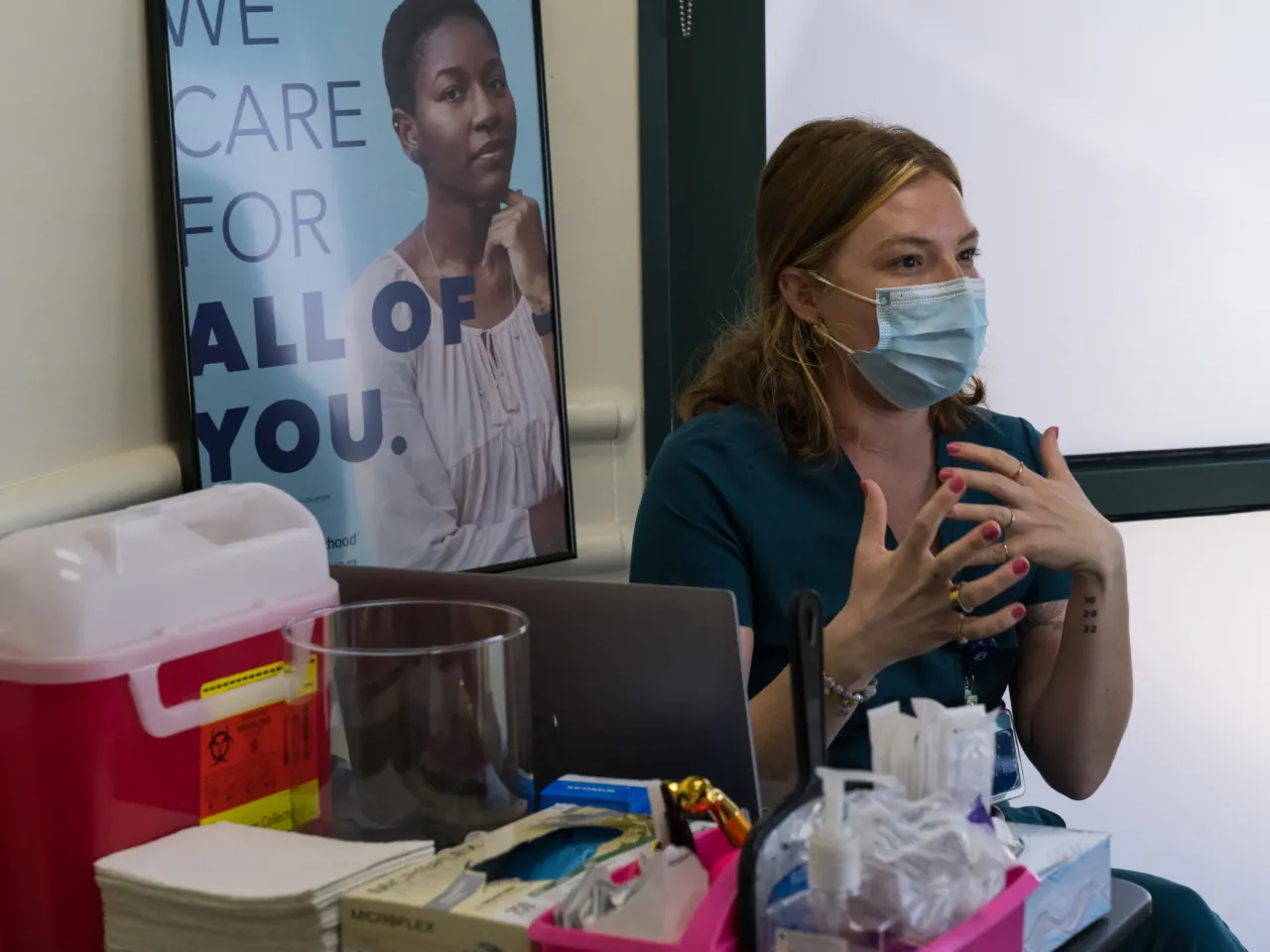 Trump and Congress cut funding for Planned Parenthood. Can Botox keep it afloat? 3 Samantha Pohlman, a registered nurse, speaks with a patient prior to cosmetic treatment at Planned Parenthood in Sacramento, Calif.