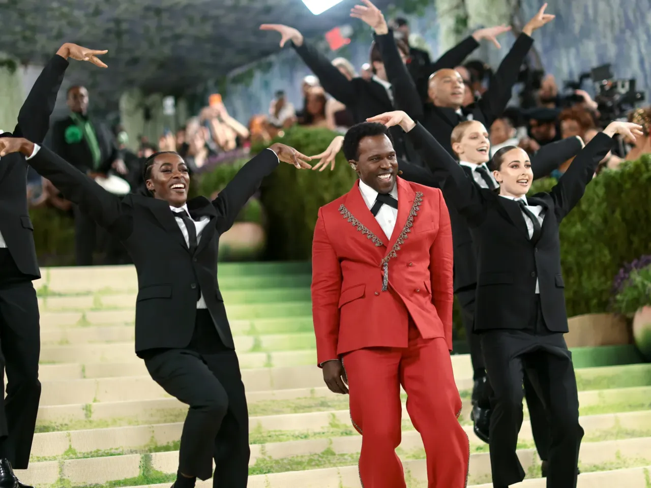 Joshua Henry performs with backup dancers.