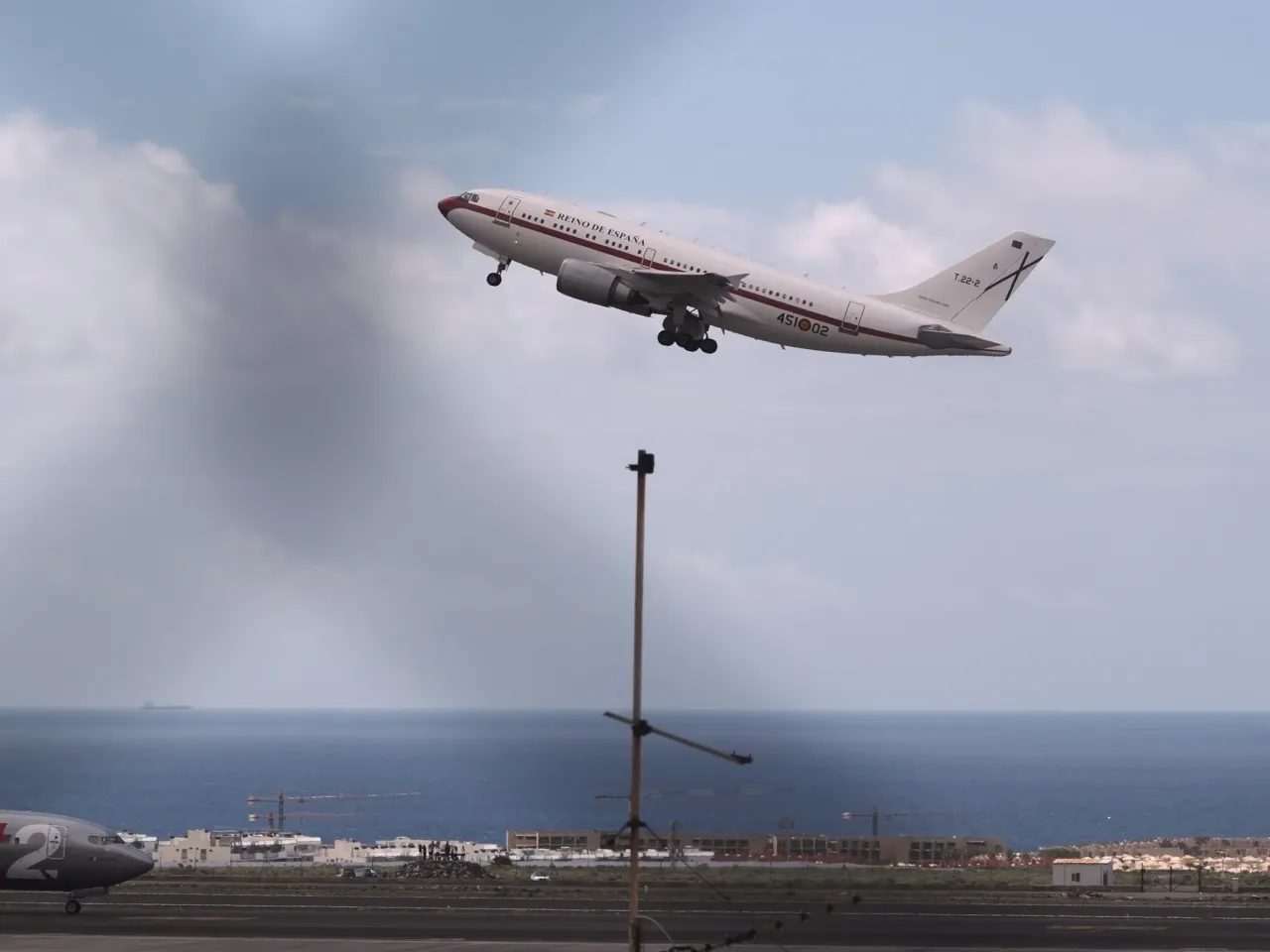 Passengers from virus-hit cruise ship fly home as CDC says outbreak threat is low 1 A Spanish government plane takes off with passengers from the hantavirus-stricken cruise ship MV Hondius at the airport in Tenerife, Canary Islands, Spain, Sunday, May 10, 2026.