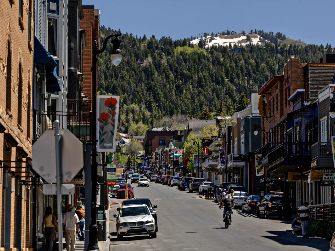 In conservative Utah, some communities are ditching fossil fuel power for clean energy 4 Many residents in Park City, Utah, feel the urgency to address climate change, especially this year. Record warm winter temperatures zapped the snow that's the foundation of the economy and identity of this mountainous area.