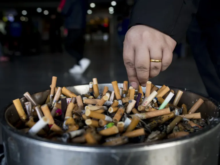 Smokers in China are being chided by anti-smoking women