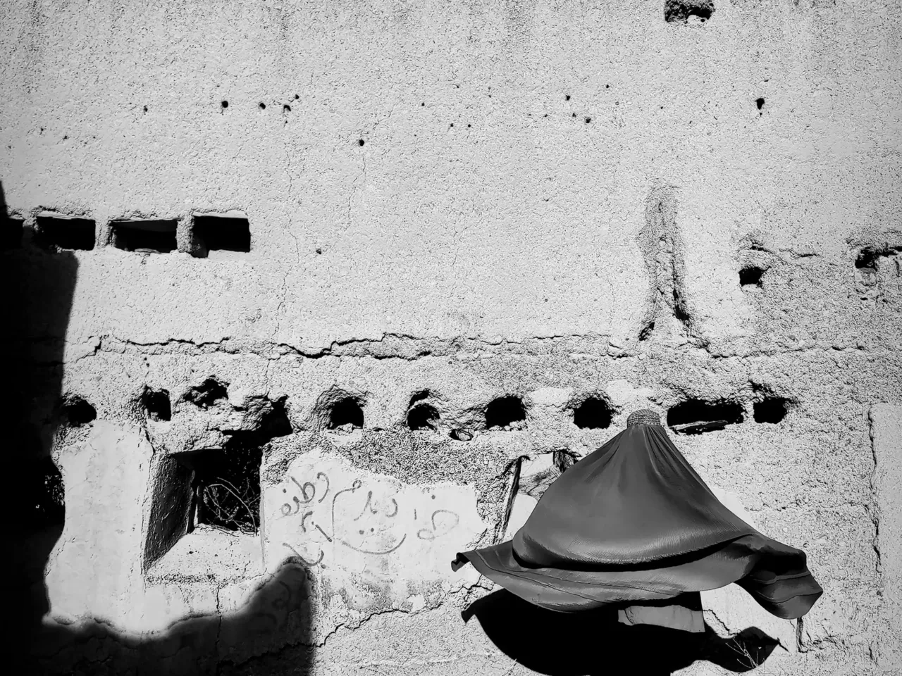 Mind-bending photos by anonymous cousins show the pain and dreams of Afghan women 2 "Courage means being afraid and trembling in the face of adversity, but with the courage, dance!" says photographer Somayeh Ebrahimi.