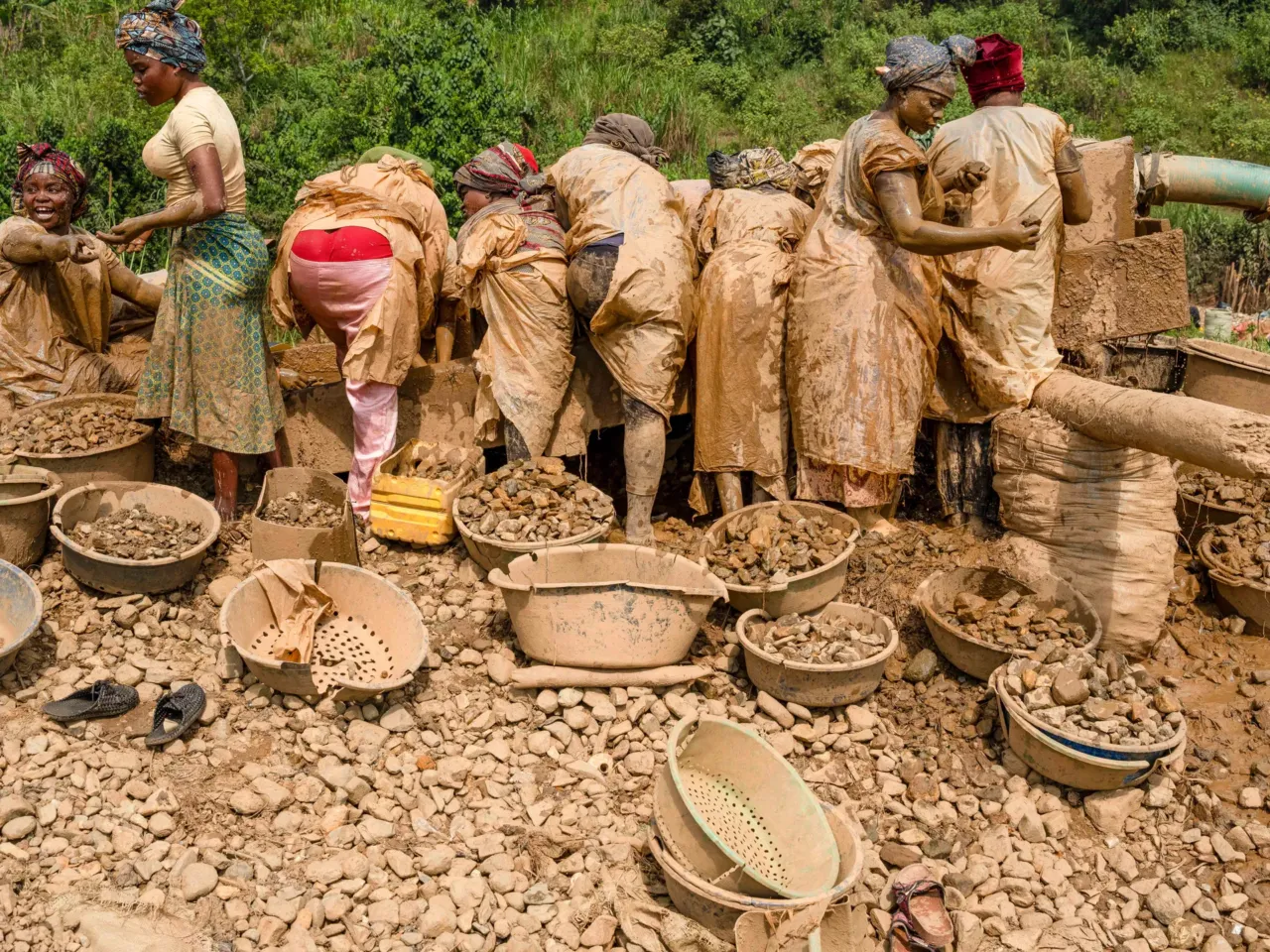 Inside the gold-mining town where the Ebola outbreak likely started 6 Women sift gold-bearing sediments at the Maidede mine in Mongbwalu on June 16. Gold mining drives the local economy and draws a highly mobile workforce, a factor that health officials say has complicated efforts to contain the Ebola outbreak.