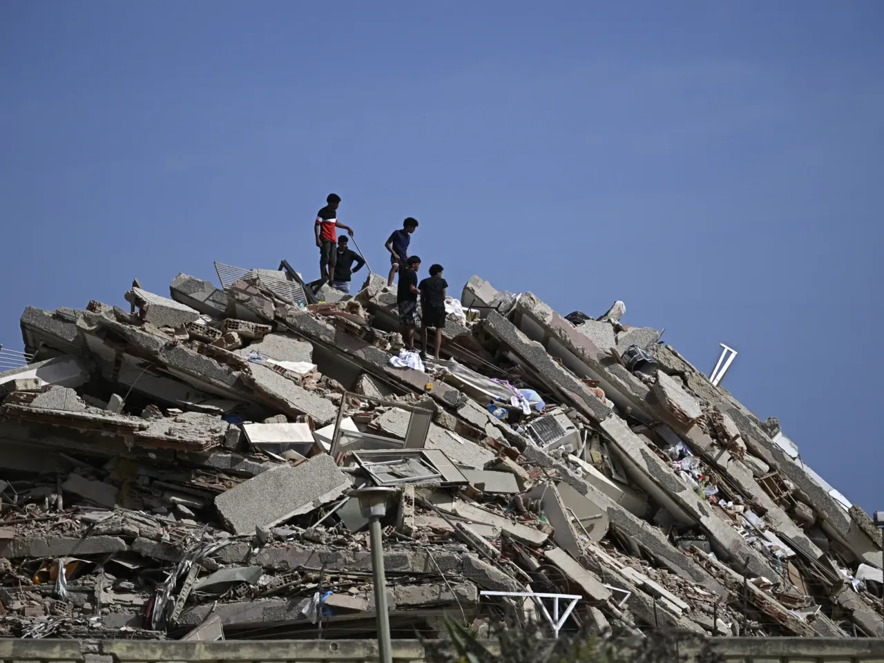 People search for survivors while others try to salvage belongings in a collapsed building following an earthquake in Catia La Mar, La Guaira state, some 30km north-west of Caracas.