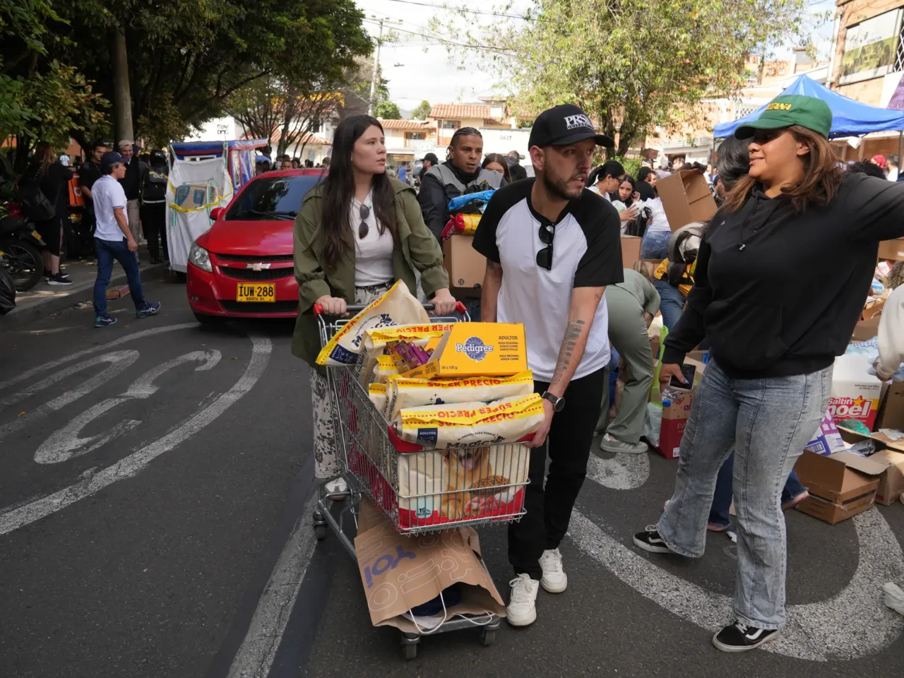 Venezuelans in Colombia scramble to send aid as earthquakes death toll increases 1 Volunteers bring pet food to the community center.