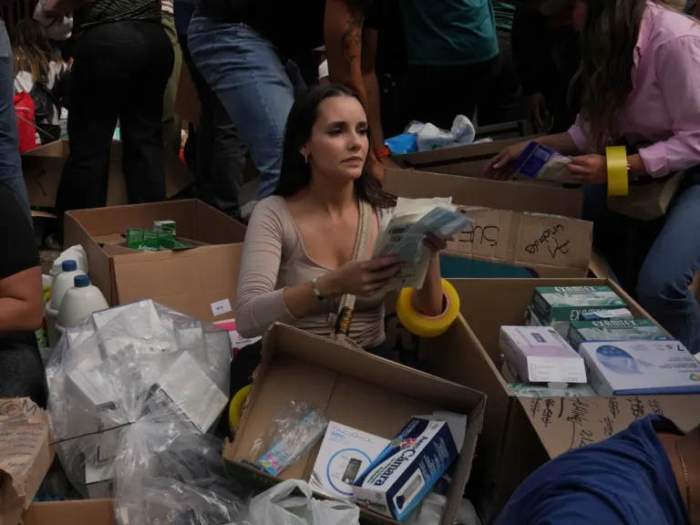 Venezuelans in Colombia scramble to send aid as earthquakes death toll increases