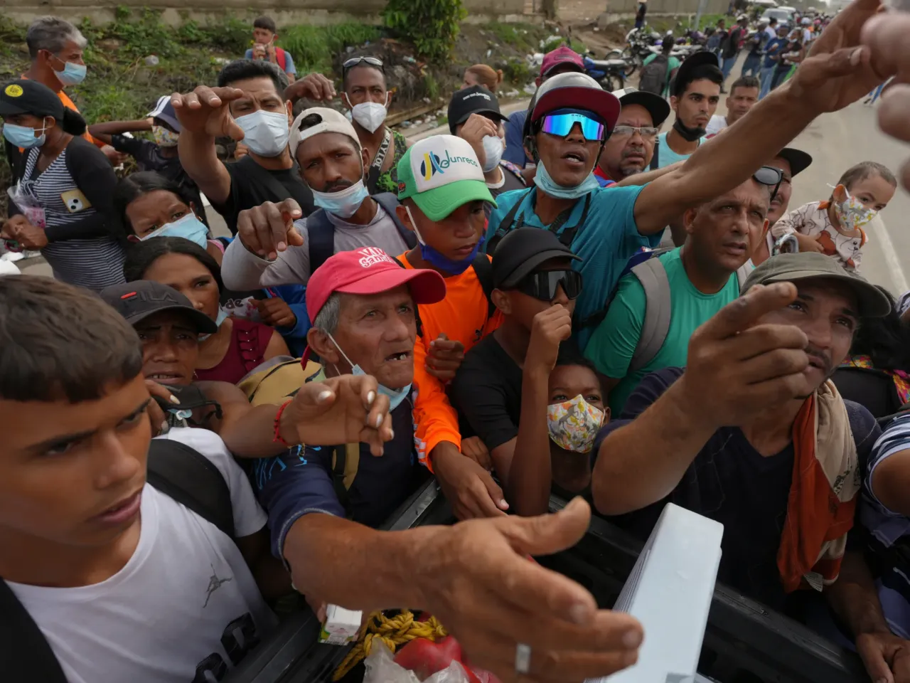 Untold casualties and humanitarian needs: What to know a week from Venezuela's quakes 3 People reach out to receive supplies from volunteers on Tuesday, days after double earthquakes struck La Guaira, Venezuela.