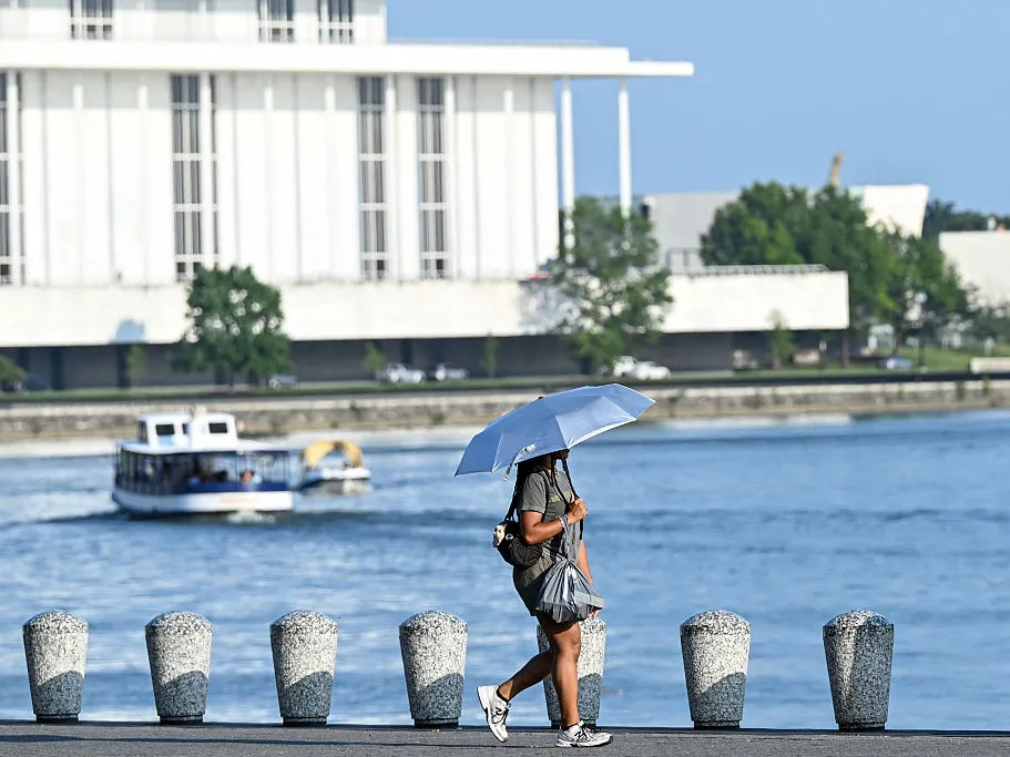 Going outside in this heat? Follow these guidelines to stay safe 1 Carrying your own shade is one way to stay cool. Experts advise avoiding the midday sun altogether.