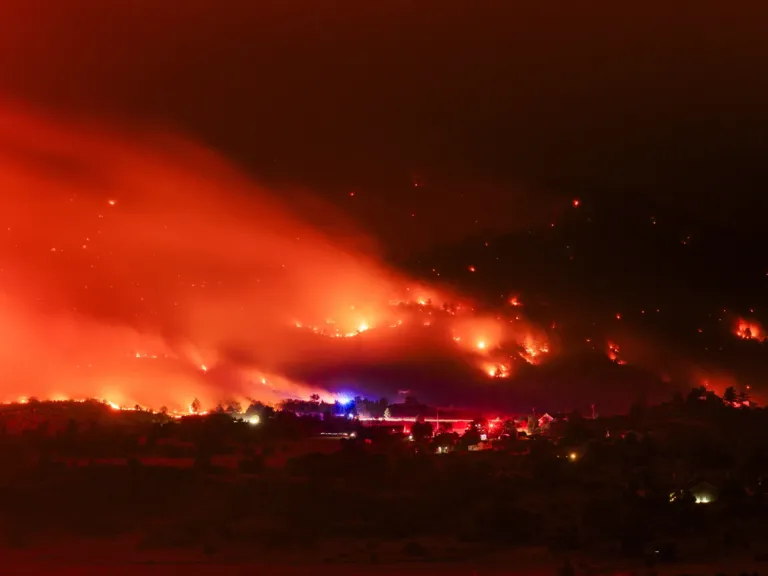 Thunderstorms, heat and wind will hamper efforts to contain Colorado wildfires