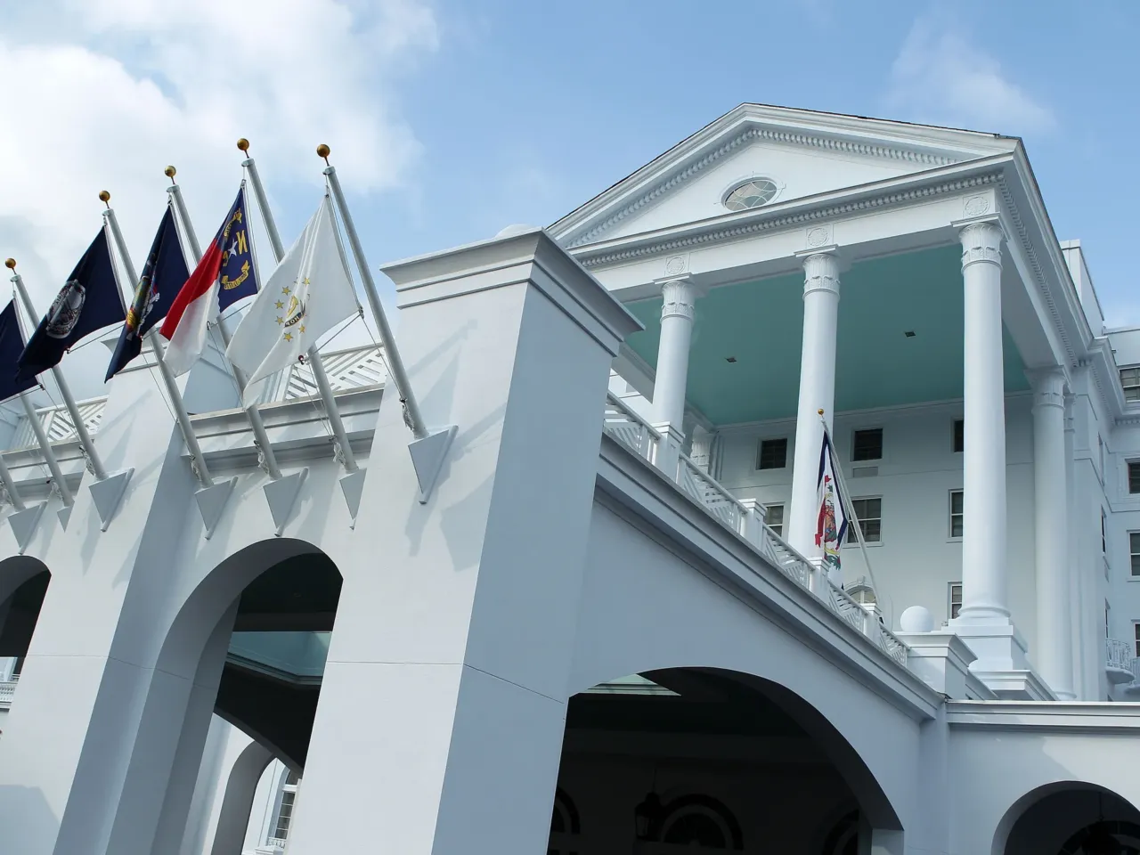 Inside Joe Manchin's new quest to elect more Independents to Congress 1 The historic Greenbrier Resort in White Sulphur Springs, West Virginia, was the location for a summit hosted by Joe and Heather Manchin to help elect independent candidates to Congress.