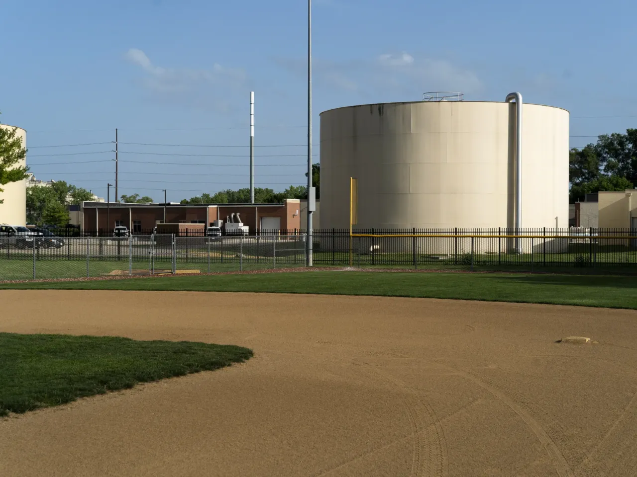 In Iowa, the water is so concerning that it could decide who wins the governor's race 4 A tank from the A.C. Ward Water Treatment Plant is seen in Des Moines in June. Des Moines Water Works has long treated nitrates in its water supply in the Des Moines and Raccoon Rivers.